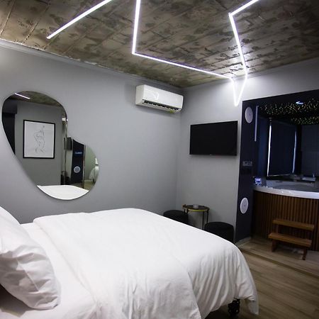 The Bubbles - Jacuzzi Hotel Tirana Extérieur photo