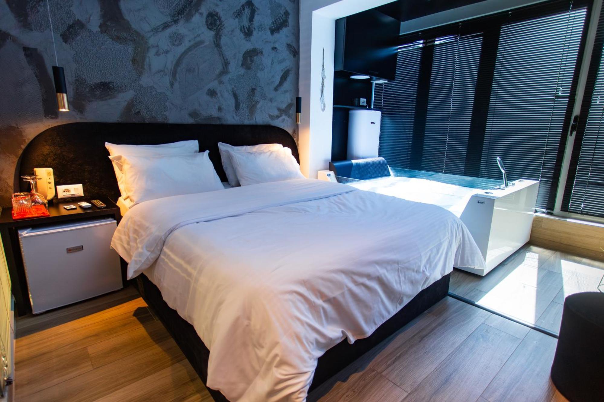The Bubbles - Jacuzzi Hotel Tirana Extérieur photo