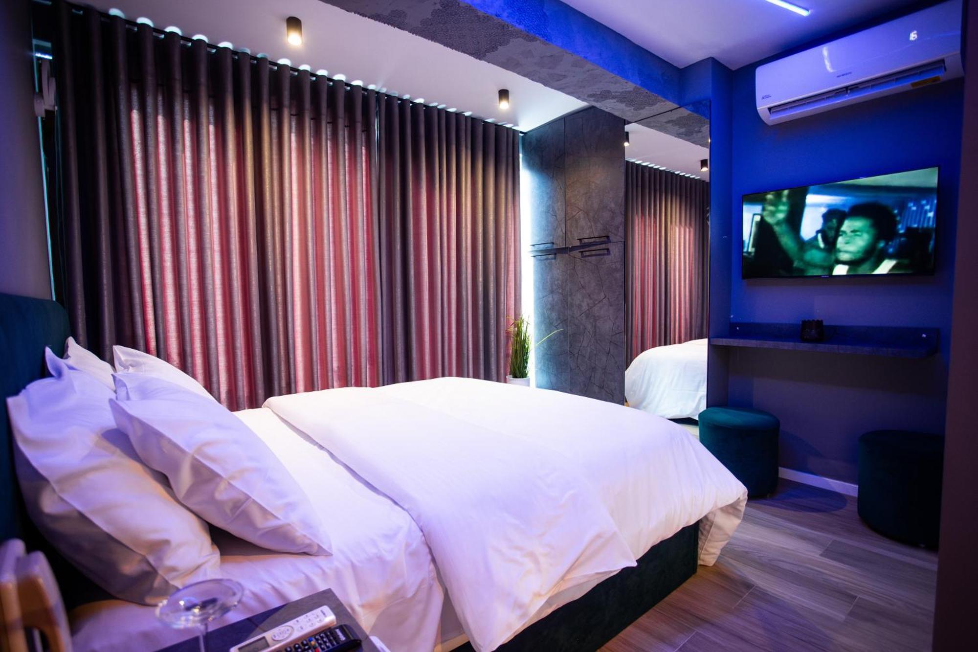 The Bubbles - Jacuzzi Hotel Tirana Extérieur photo