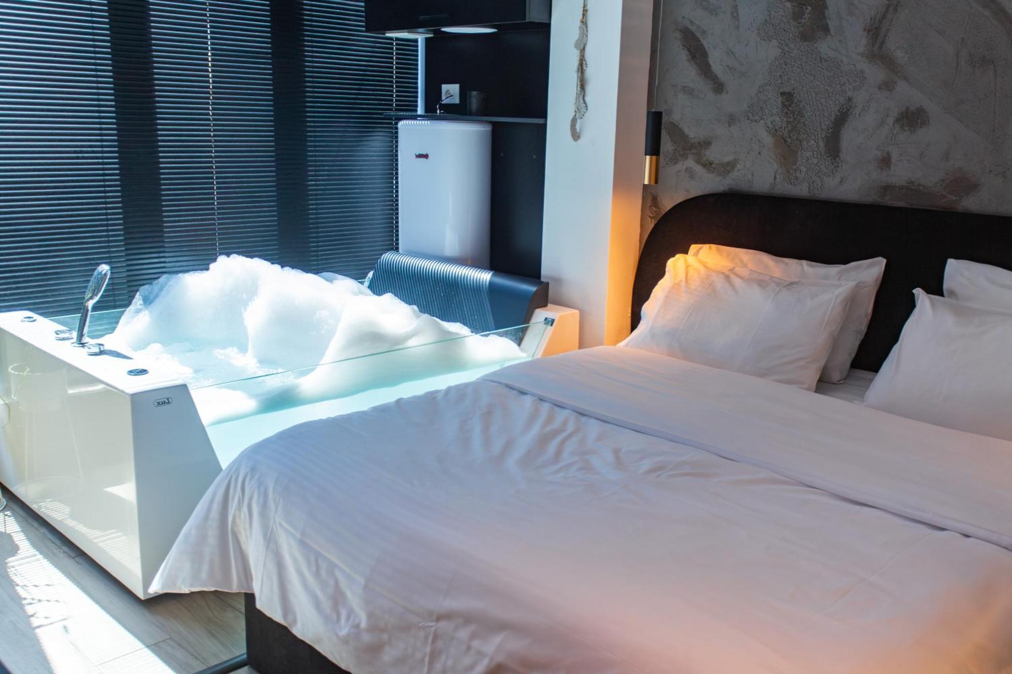 The Bubbles - Jacuzzi Hotel Tirana Extérieur photo