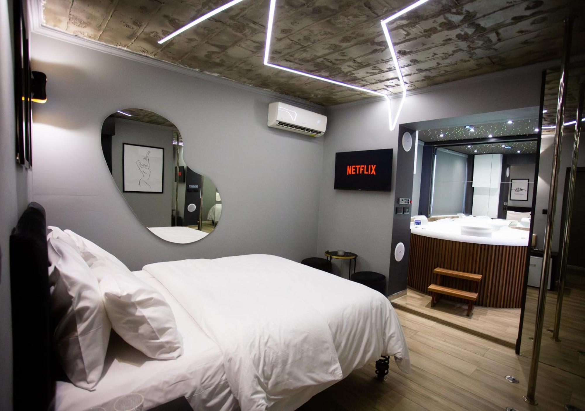 The Bubbles - Jacuzzi Hotel Tirana Extérieur photo