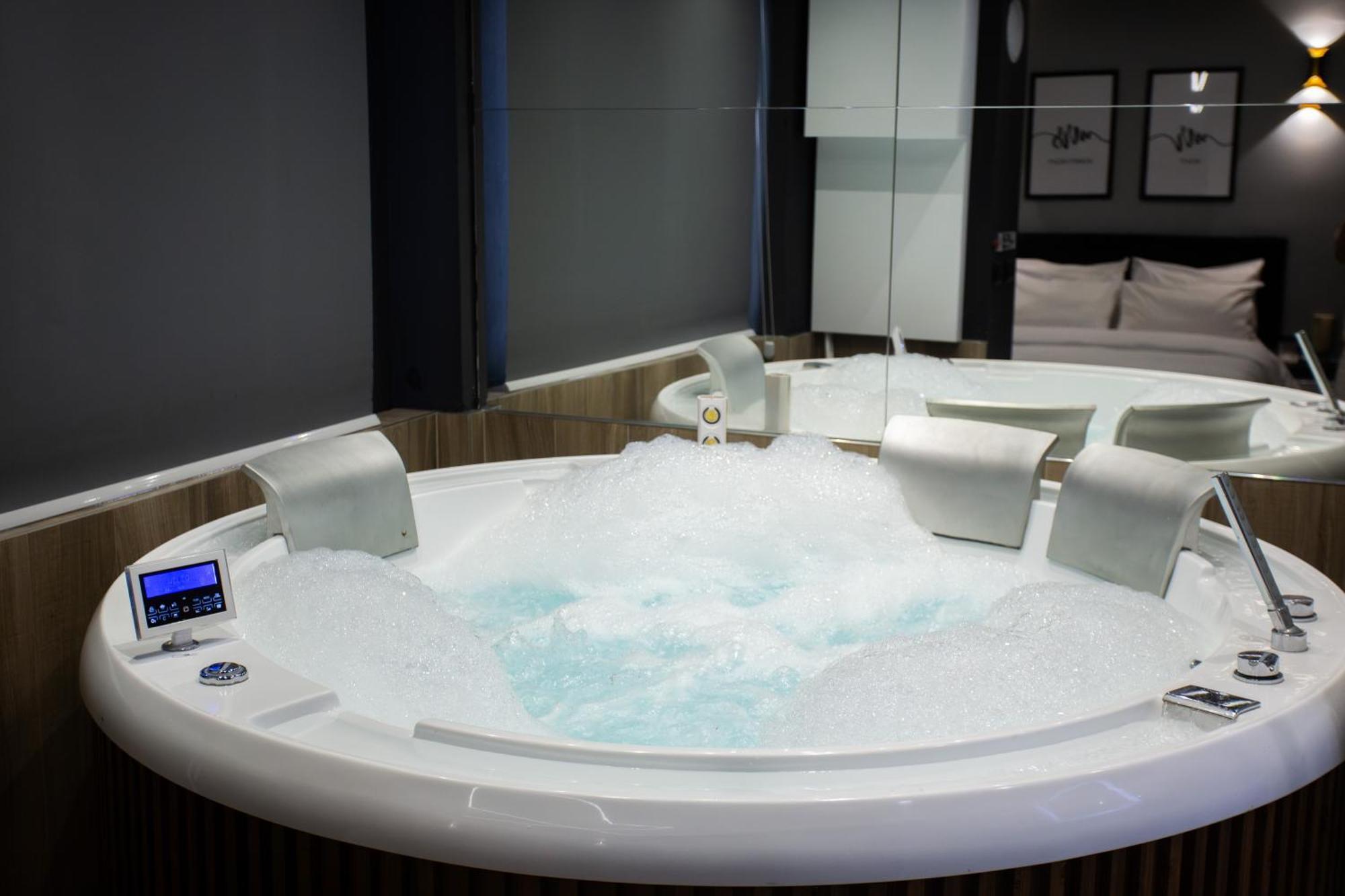 The Bubbles - Jacuzzi Hotel Tirana Extérieur photo