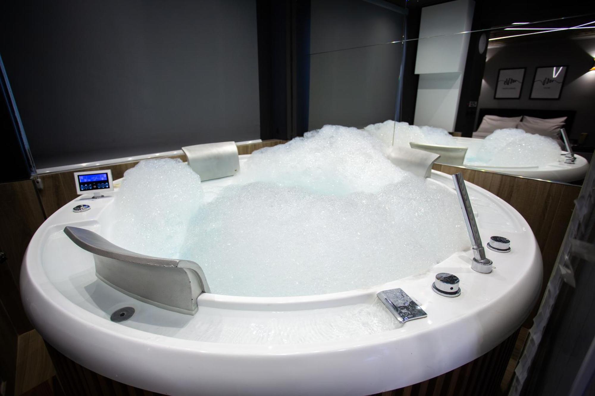 The Bubbles - Jacuzzi Hotel Tirana Extérieur photo