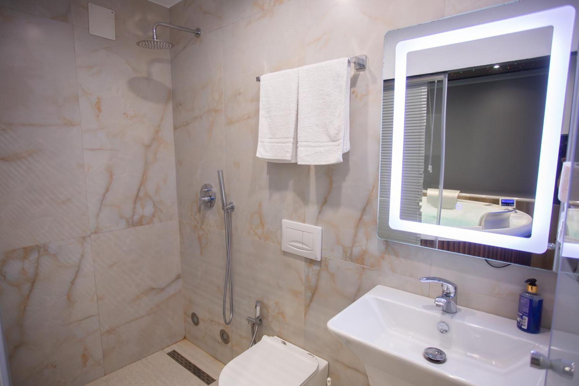 The Bubbles - Jacuzzi Hotel Tirana Extérieur photo